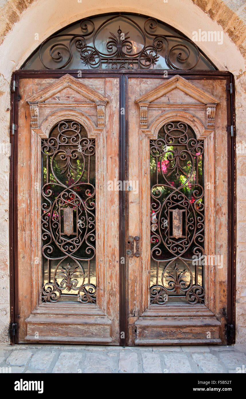 Décorées de meubles anciens en bois, porte dans la vieille ville de Jaffa, Israël Banque D'Images