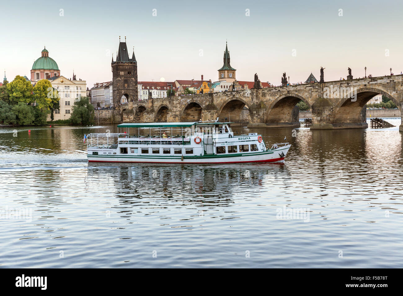 Le Pont Charles avec lune au coucher du soleil, Prague, République Tchèque, Europe Banque D'Images