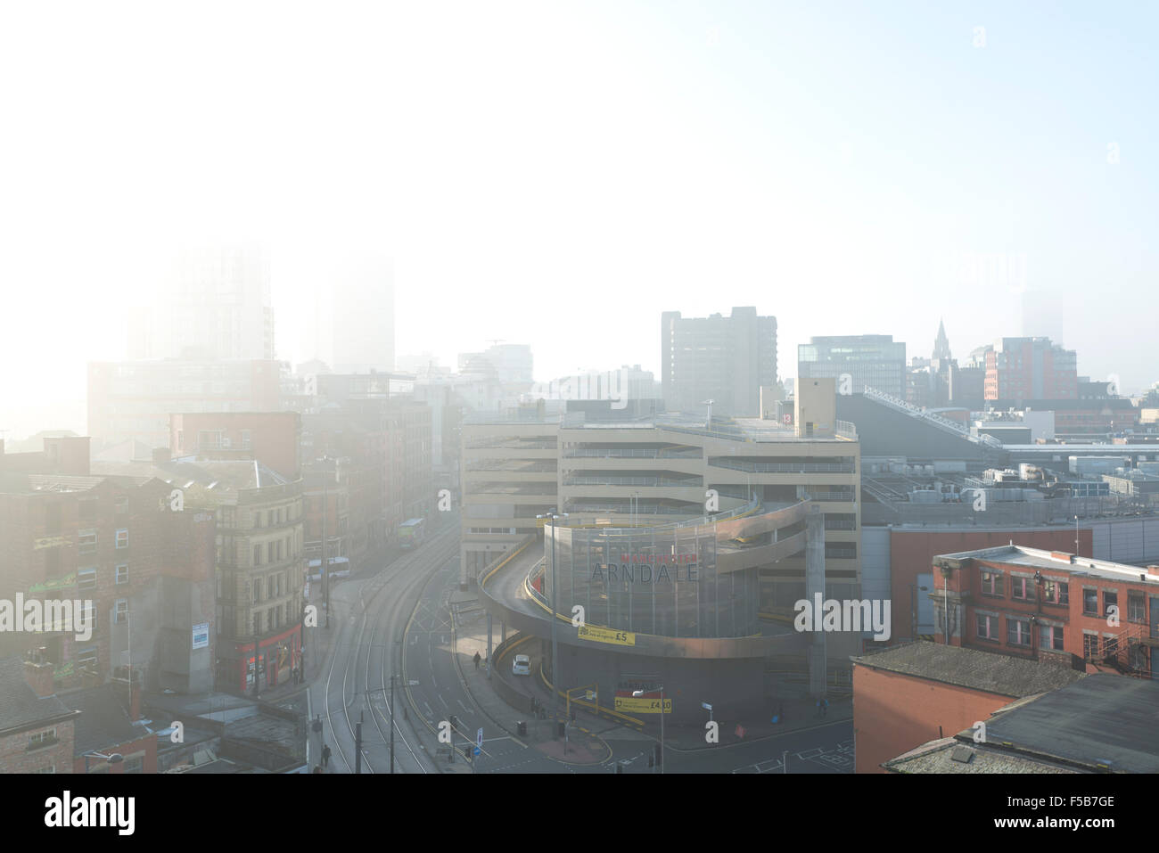 MANCHESTER, UK. 1er novembre 2015. Une vue de Shudehill, High Street et Withy Grove dans le quart nord domaine de Manchester que le soleil transperce le brouillard dense dans le centre-ville le matin Crédit : Russell Hart/Alamy Live News. Banque D'Images