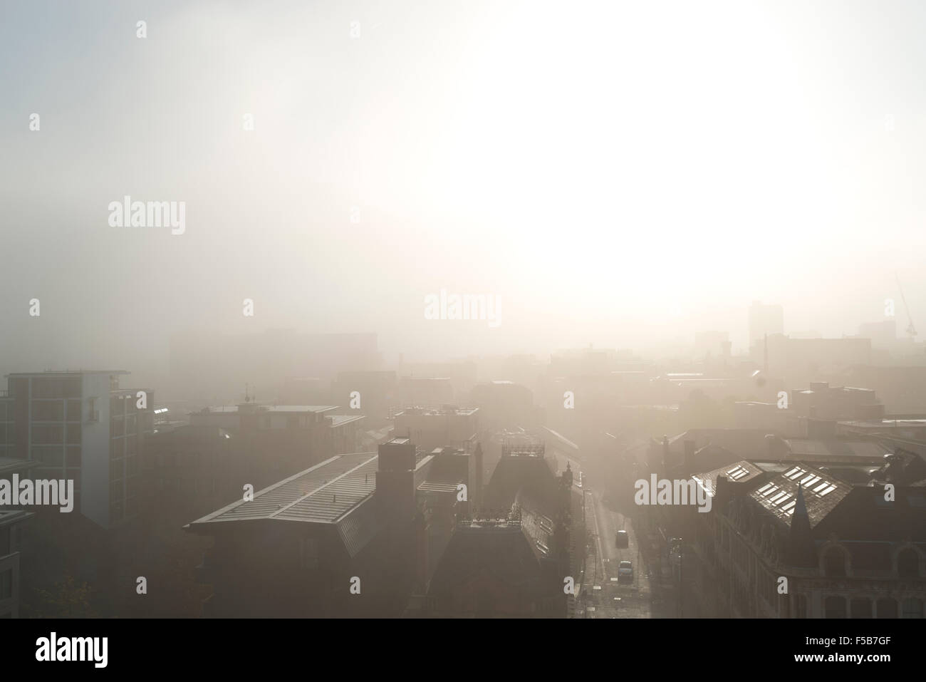 MANCHESTER, UK. 1er novembre 2015. Une vue de Shudehill, High Street et Withy Grove dans le quart nord domaine de Manchester que le soleil transperce le brouillard dense dans le centre-ville le matin Crédit : Russell Hart/Alamy Live News. Banque D'Images