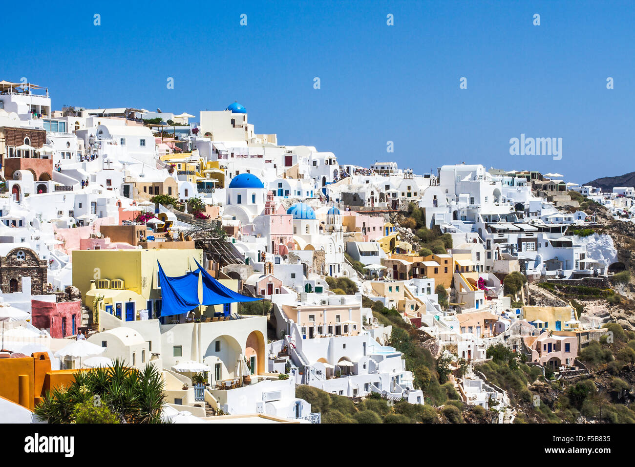 Ciel, près de la mer village blanc traditionnel à Santorini Banque D'Images