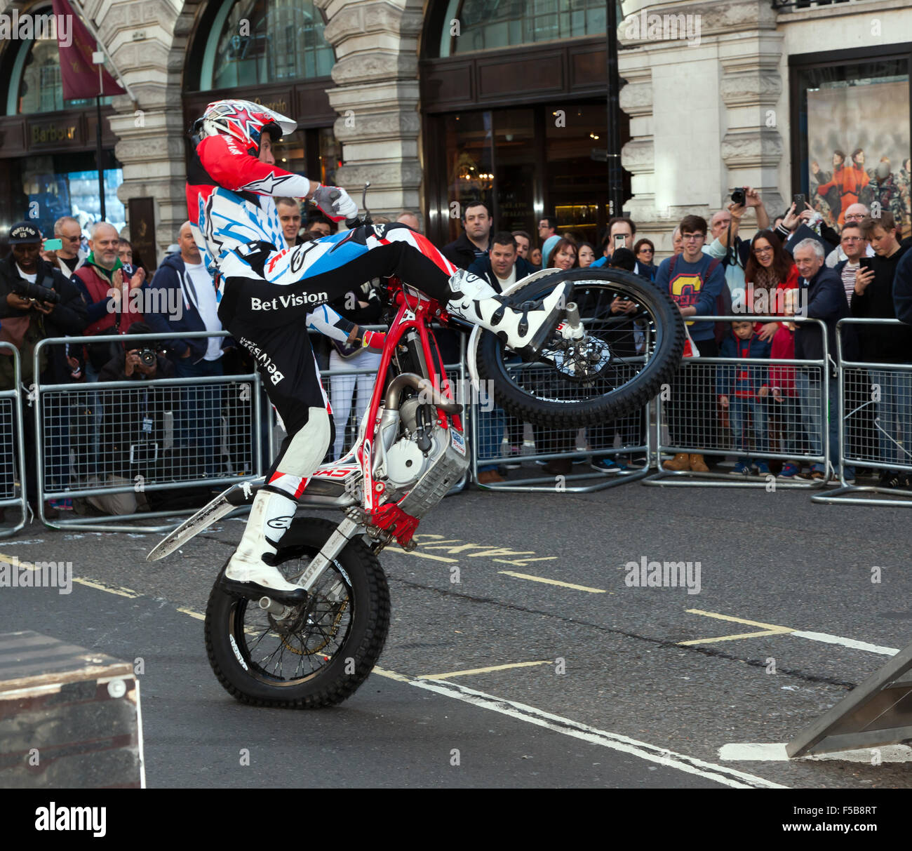 Street motorcycle stunt Banque de photographies et d'images à haute  résolution - Alamy