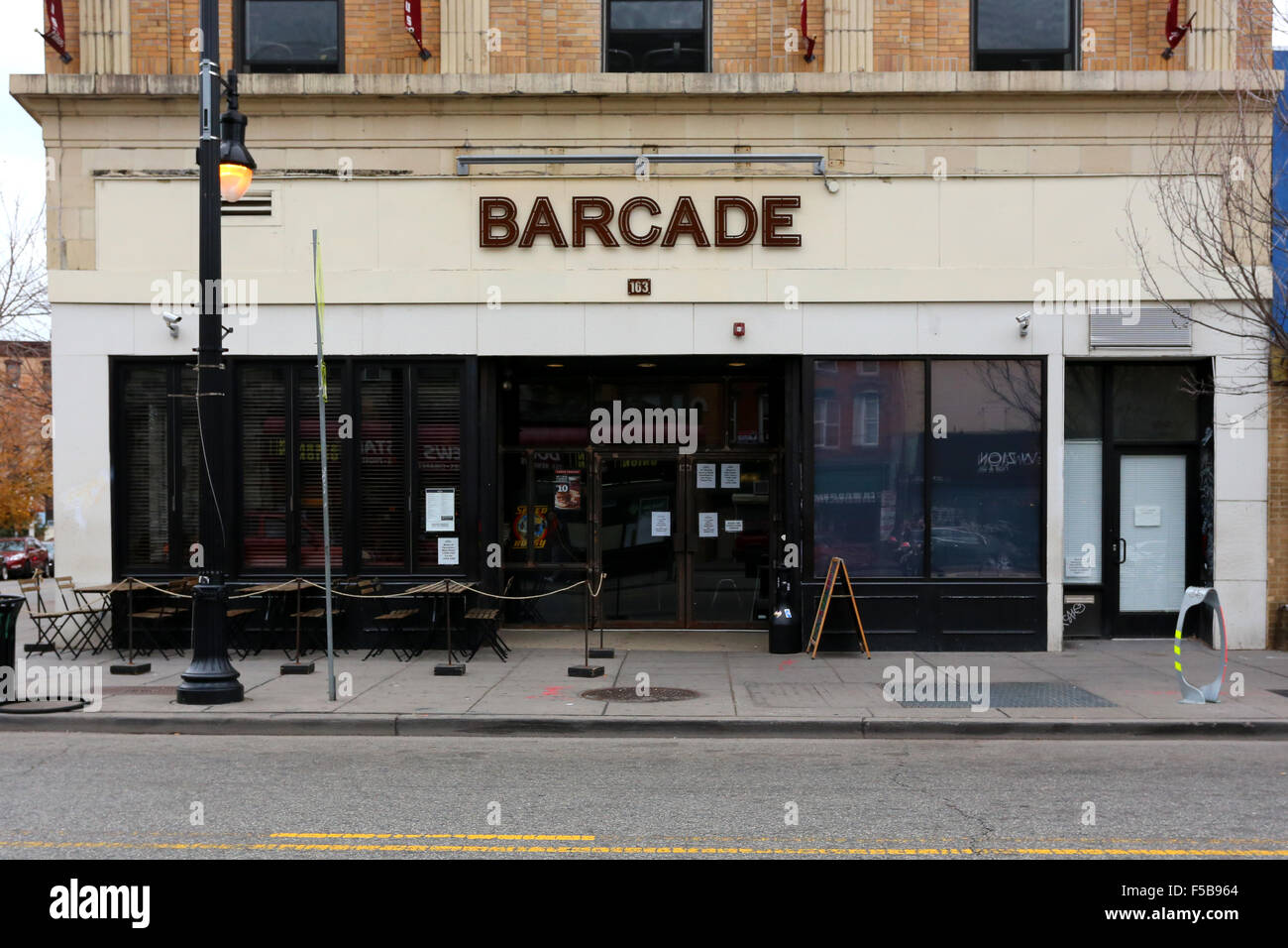 Barcade Jersey City, 163 Ave de Newark, Jersey City (New Jersey) Vitrine d'extérieur d'un bar doté d''arcade Banque D'Images