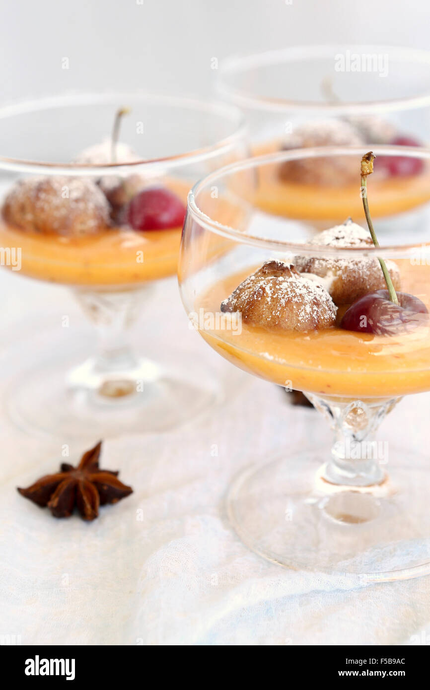 Chou à la crème et aux fruits dessert smoothy décorées avec anis et vanille Cette image a une restriction de la délivrance en Israël Banque D'Images