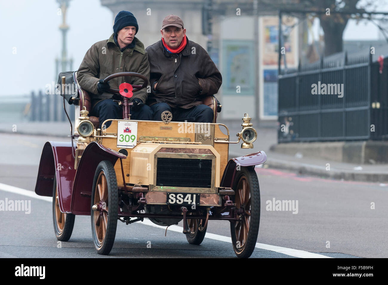 Londres, Royaume-Uni. 1 novembre 2015. Par temps brumeux, voitures anciennes passent sur le pont de Westminster dans le Bonhams Londres à Brighton Veteran Car Run. Beaucoup de pilotes ont pris part portant des tenues traditionnelles sur le 119e anniversaire de la toute première course. Crédit : Stephen Chung / Alamy Live News Banque D'Images