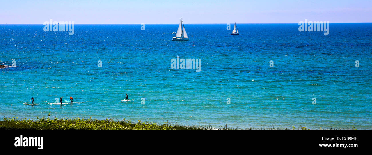 Vente bateaux et de surfeurs dans la mer Méditerranée photographié à Herzliya beach, Israël Banque D'Images