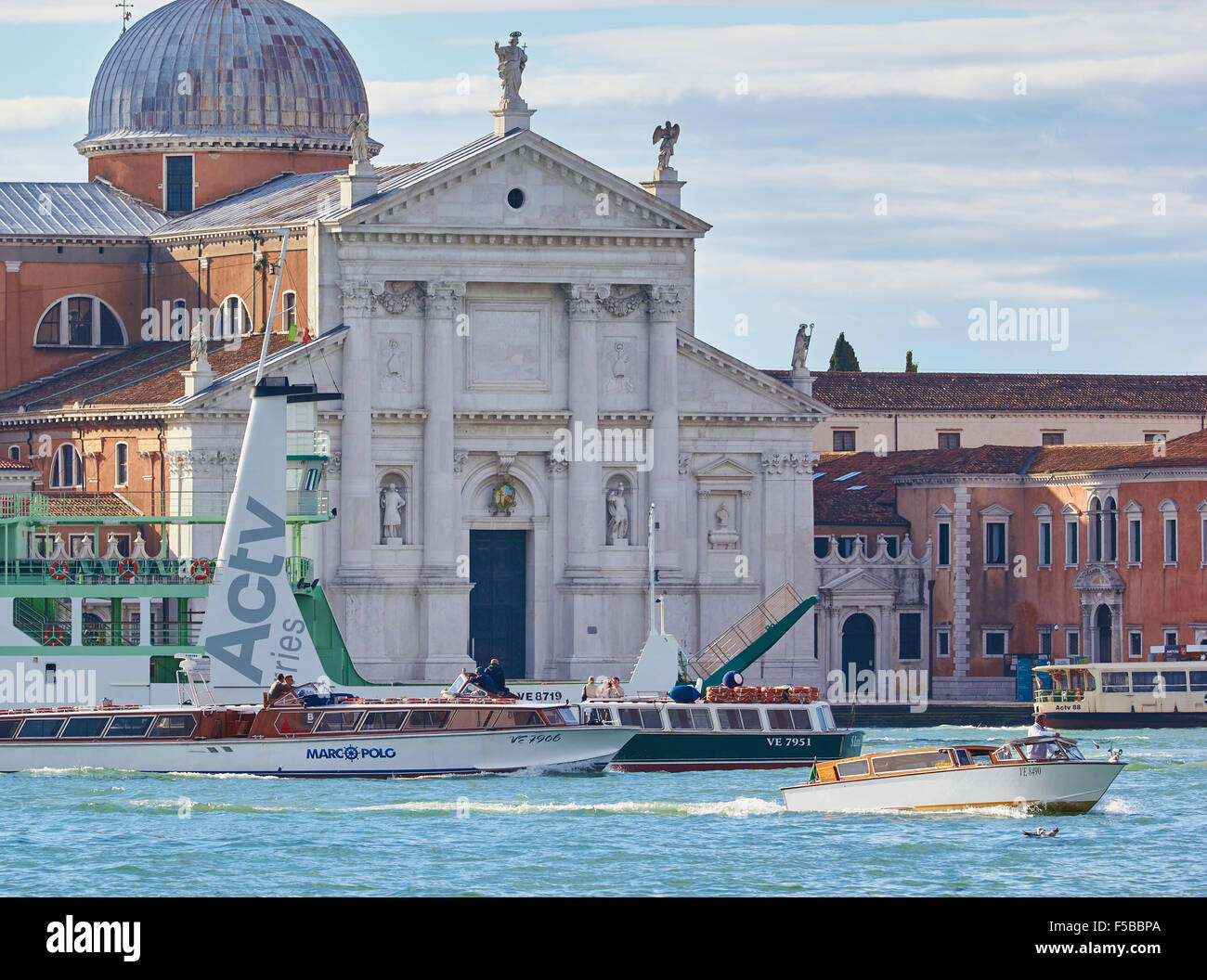 Vaporetto car ferry et de l'eau des taxis dans le canal de la Giudecca en face de la Basilique di San Giorgio Maggiore Venise Vénétie Italie Banque D'Images