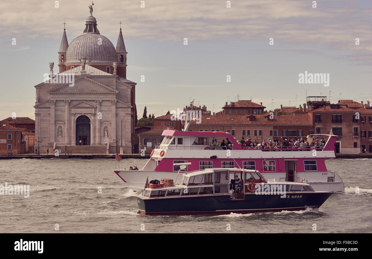 Voile plein de touristes dans le canal Giudecca avec Chiesa del Santissimo Redentore église sur l'île de la Giudecca Venise Vénétie Italie Banque D'Images