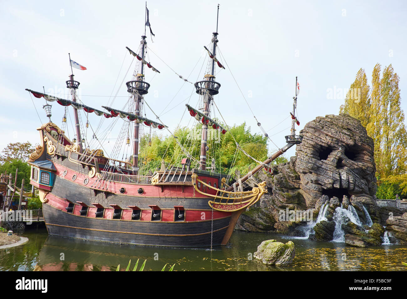 Le Galion Pirate Adventure Isle avec tête de mort Rock pour le droit Disneyland Paris Marne-la-Vallée Chessy France Banque D'Images