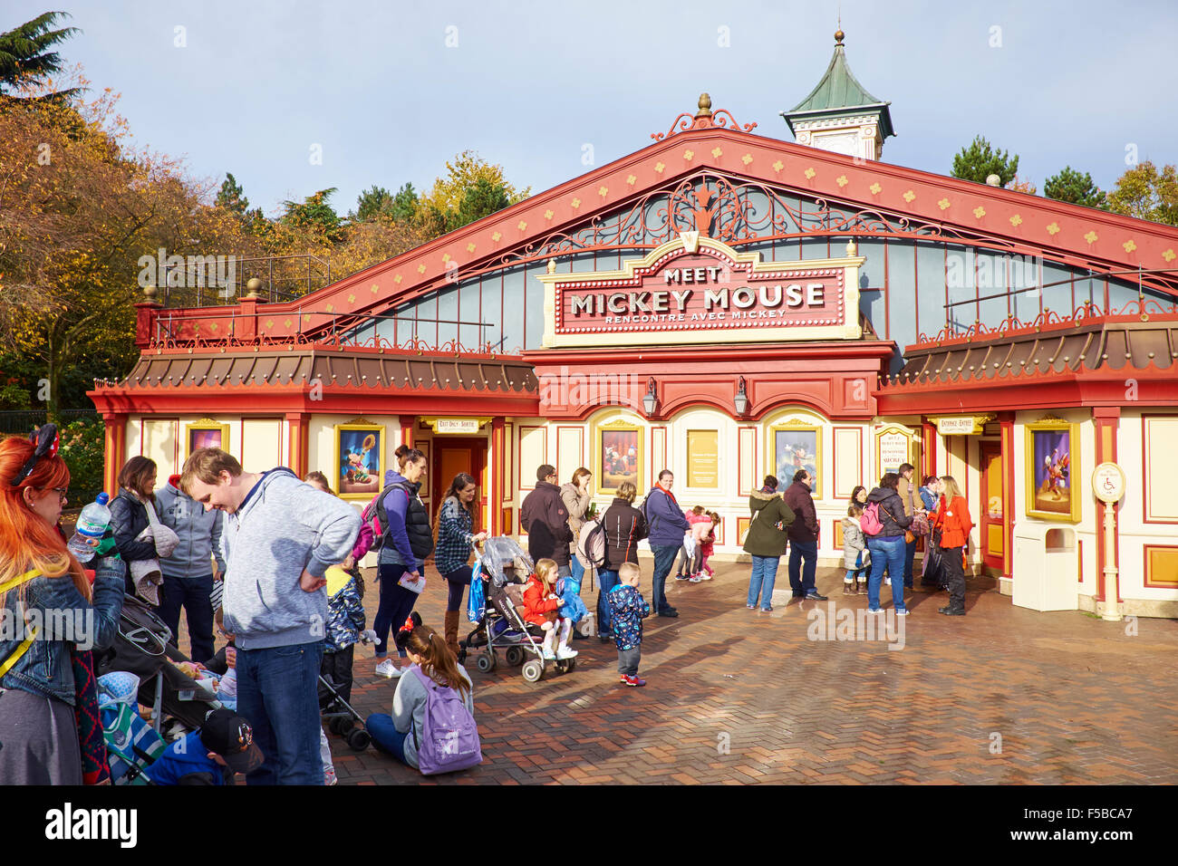 Les gens faisant la queue pour voir la souris de Mickey dans Fantasyland Disneyland Paris Marne-la-Vallée Chessy France Banque D'Images
