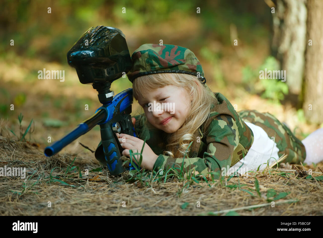 Photo de petite fille avec carabine Banque D'Images