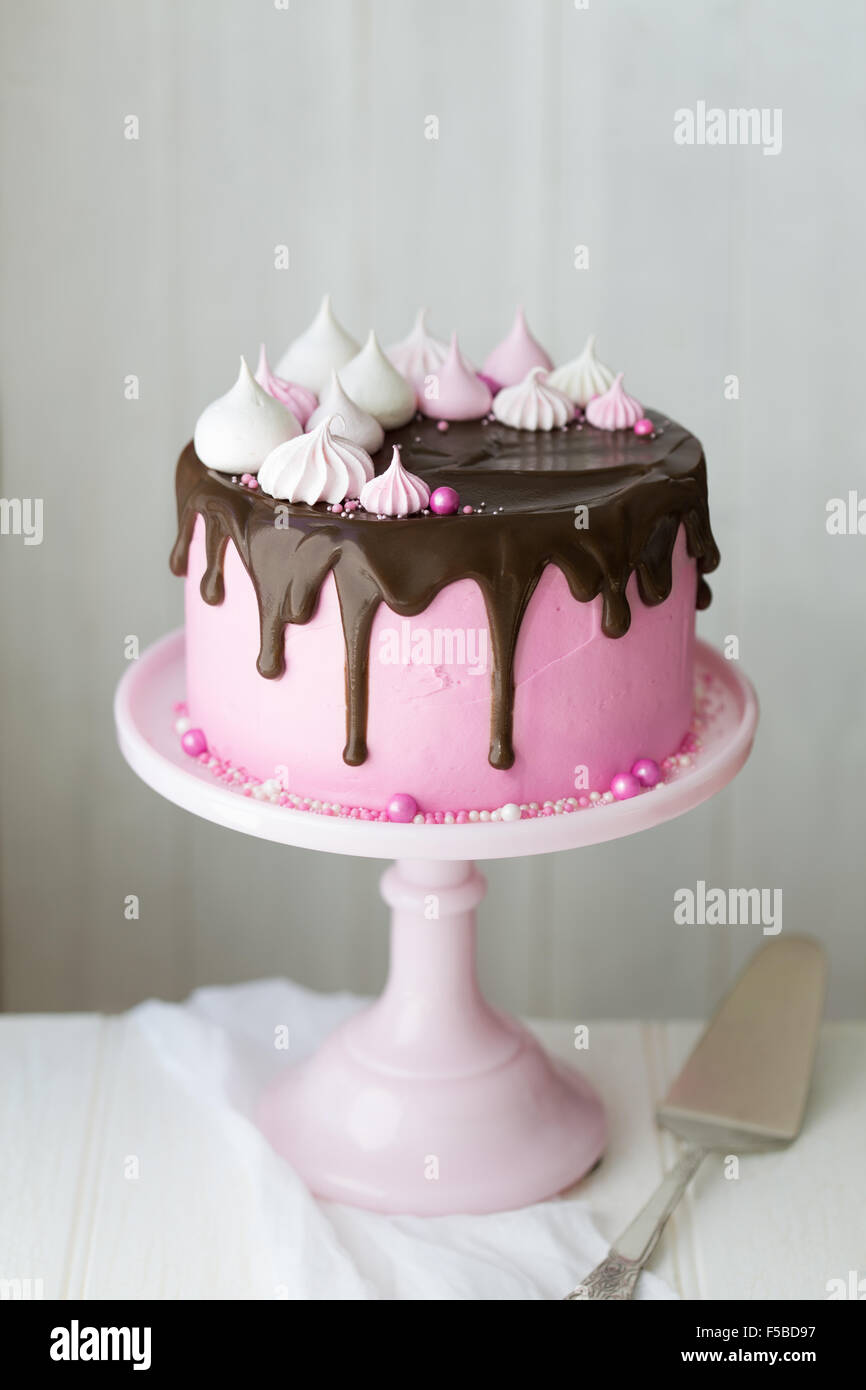 Anniversaire Gateau Decore Avec De La Meringue Kisses Photo Stock Alamy Anniversaire Gateau Decore Avec De La Meringue Kisses Photo Stock Alamy