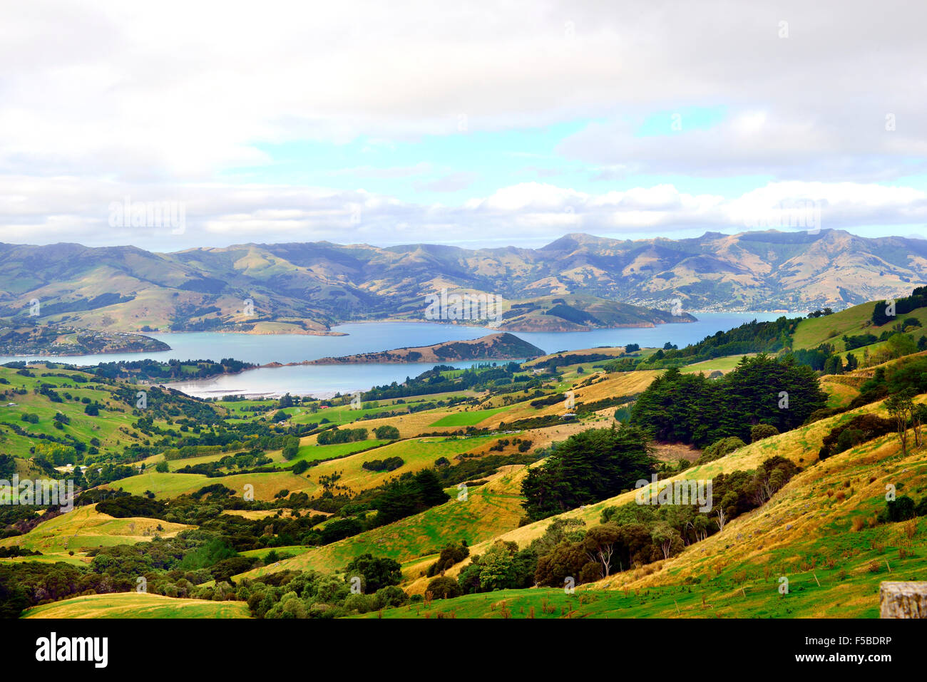 Akaroa-une petite ville sur la péninsule de Banks dans la région de Canterbury de l'île du sud de Nouvelle-Zélande, situé dans un port. Banque D'Images