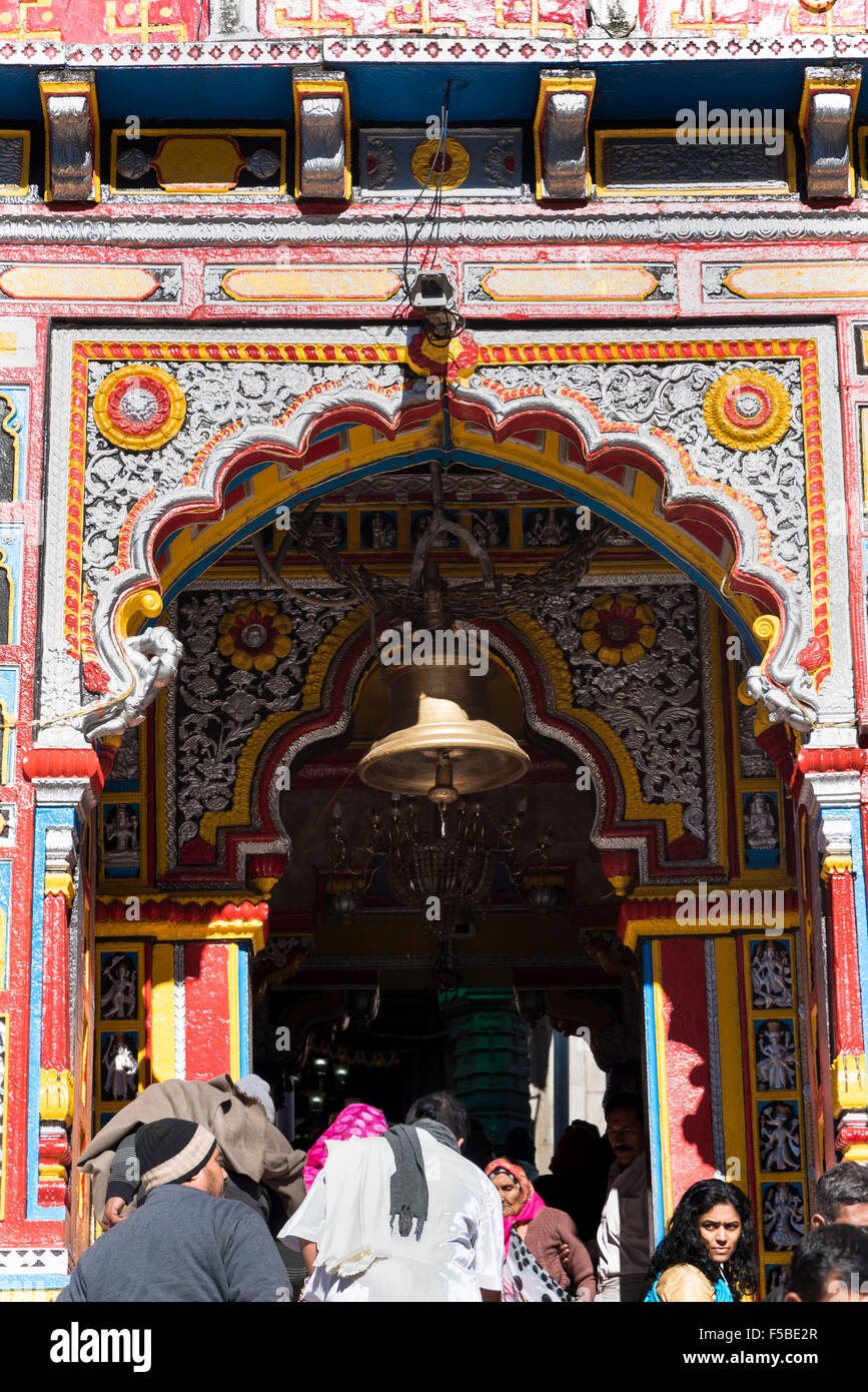 Beaucoup de pèlerins se rassemblent devant le Temple de Badrinath colorés, l'un des Char Dham destinations, Badrinath,Uttrakhand Banque D'Images