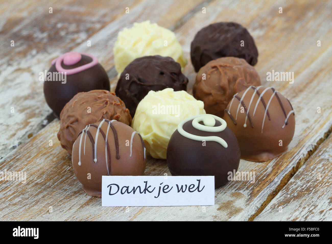 Dank je wel (ce qui signifie merci en néerlandais) avec chocolats assortis et pralines Banque D'Images