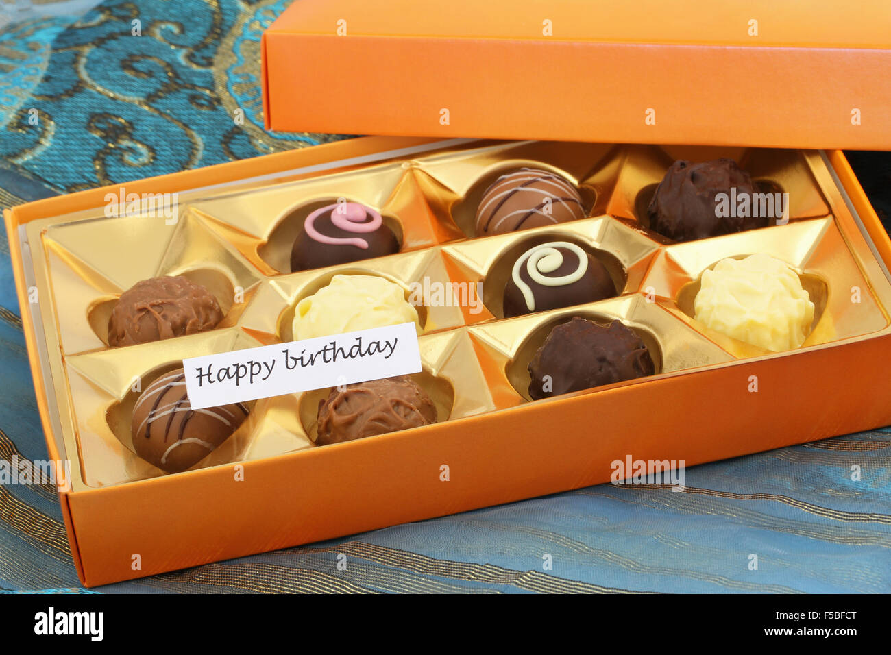 Joyeux Anniversaire Carte Avec Boite De Chocolats Assortis Photo Stock Alamy