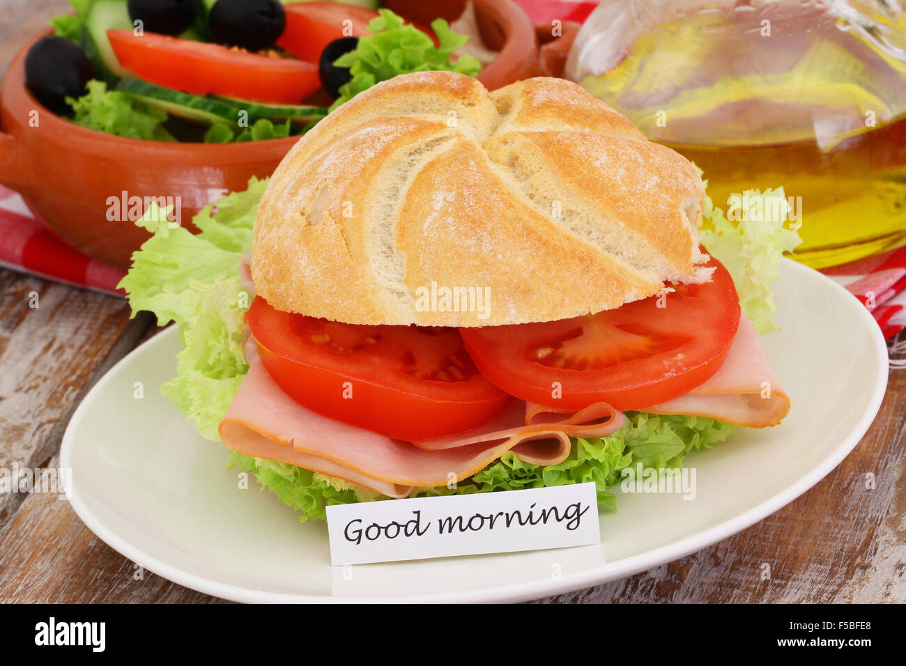 Carte Bonjour avec du jambon, laitue et tomate sandwich Banque D'Images