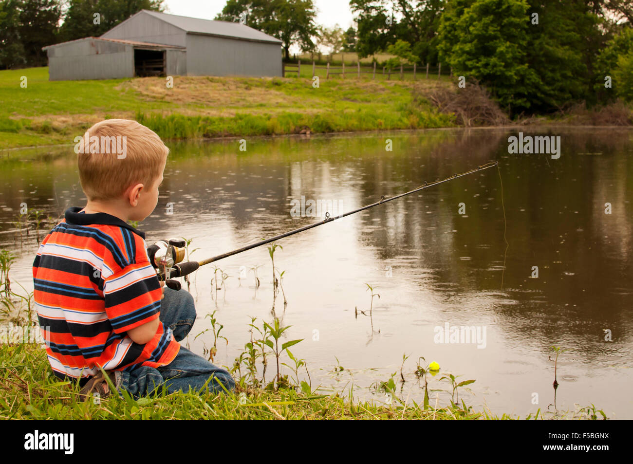 Jeune garçon de pêche en étang. Banque D'Images