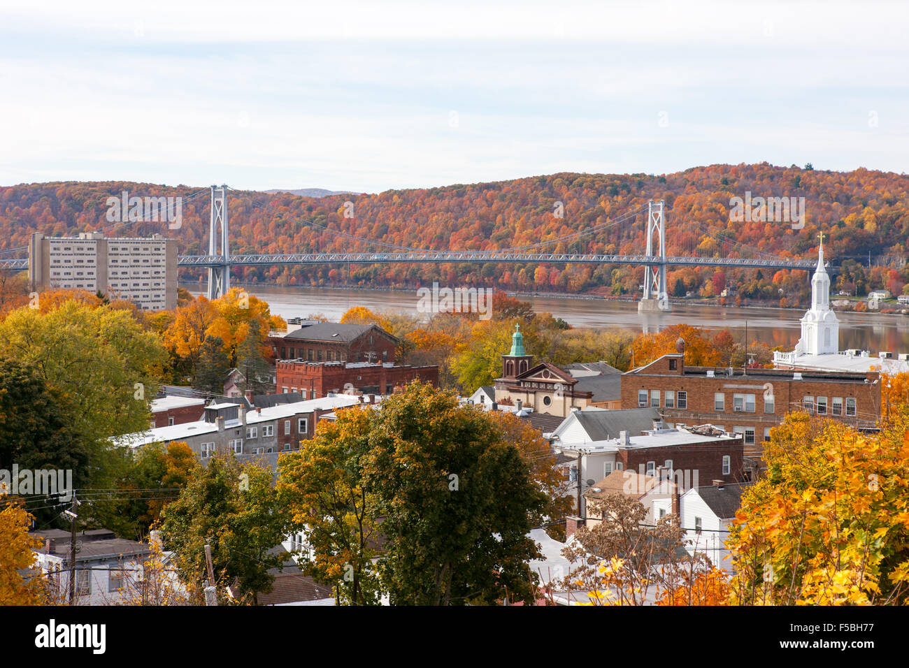 Vue aérienne de la promenade sur l'Hudson de Poughkeepsie et le Mid-Hudson Bridge au cours de l'automne dans la région de Poughkeepsie, New York Banque D'Images