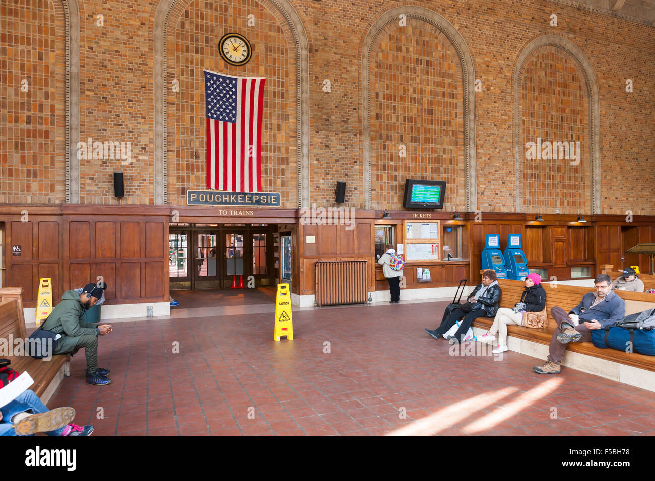 Les gens attendent pour les trains d'Amtrak et Metro-North à Poughkeepsie Gare à Poughkeepsie, New York. Banque D'Images