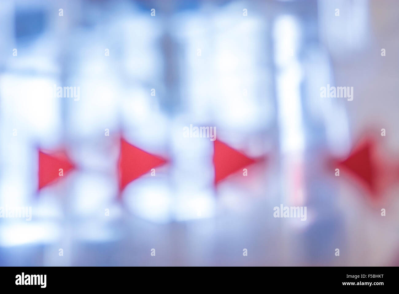 Abstract, déformé, image de la direction des flèches sur une douce / bubble gum distributeur automatique. Banque D'Images