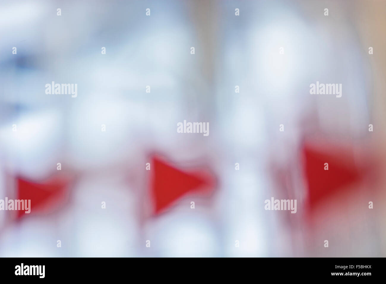 Abstract, déformé, image de la direction des flèches sur une douce / bubble gum distributeur automatique. Banque D'Images