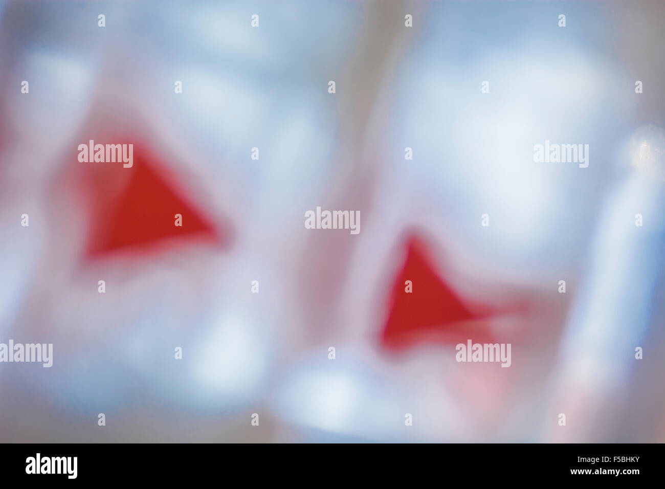 Abstract, déformé, image de la direction des flèches sur une douce / bubble gum distributeur automatique. Banque D'Images