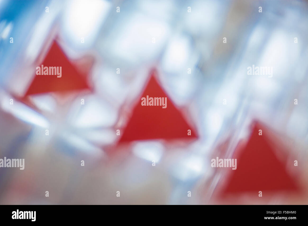 Abstract, déformé, image de la direction des flèches sur une douce / bubble gum distributeur automatique. Banque D'Images