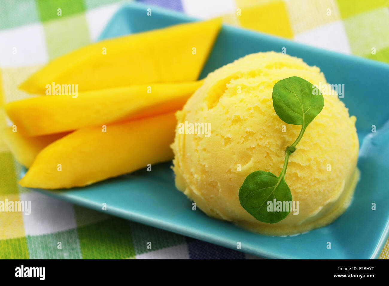 Sorbet à la mangue avec des tranches de mangue fraîche, closeup Banque D'Images