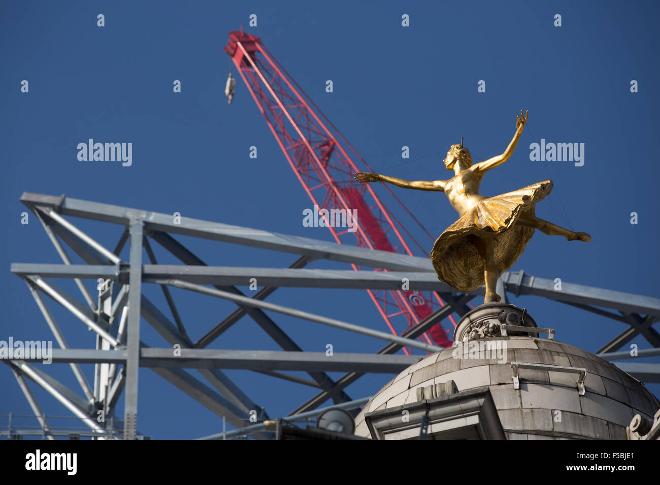 Londres, Royaume-Uni. 06Th Nov, 2015. La statue d'or de prima ballerina Anna Pavlova frappe un élégant poser sur le dessus du Victoria Palace Theatre, Victoria, Londres, avec la construction du nouveau Centre de Victoria derrière against a blue sky Crédit : à vue/Photographique Alamy Live News Banque D'Images