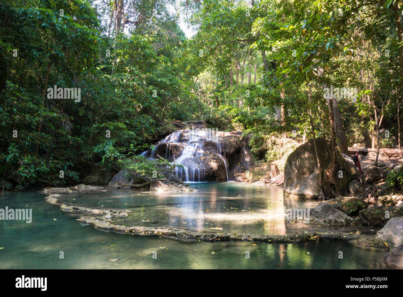 Cascade dans le Parc National d'Erawan, la province de Kanchanaburi, Thaïlande Banque D'Images