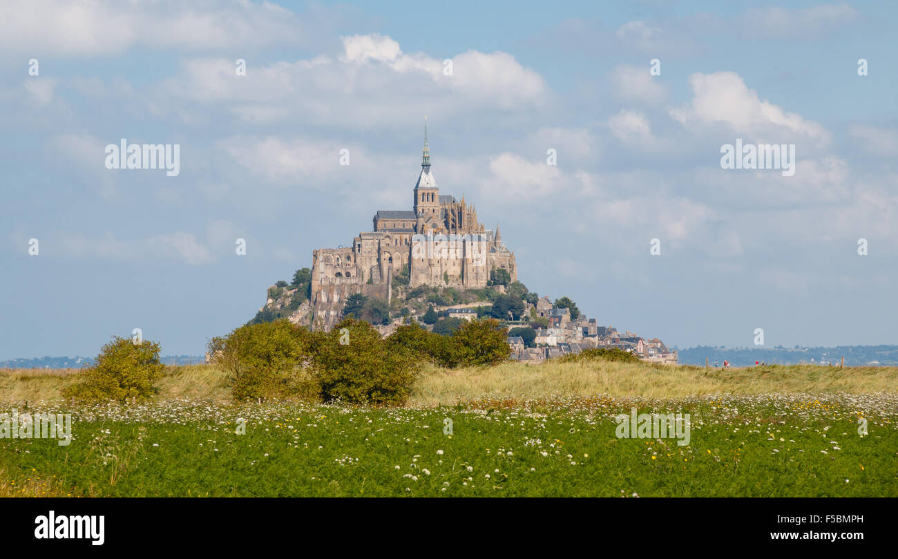 Monastère de Le Mont Saint-Michel se lever au-dessus de la nature environnante, sur la côte de Normandie, France Banque D'Images