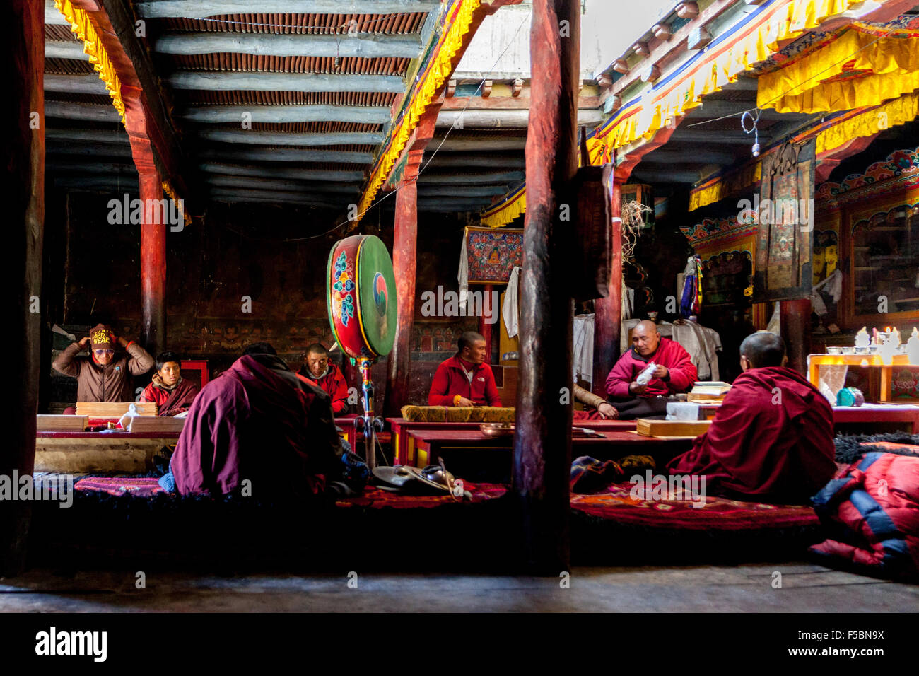 Les moines bouddhistes lecture morte au religieux le monastère Hanle Banque D'Images