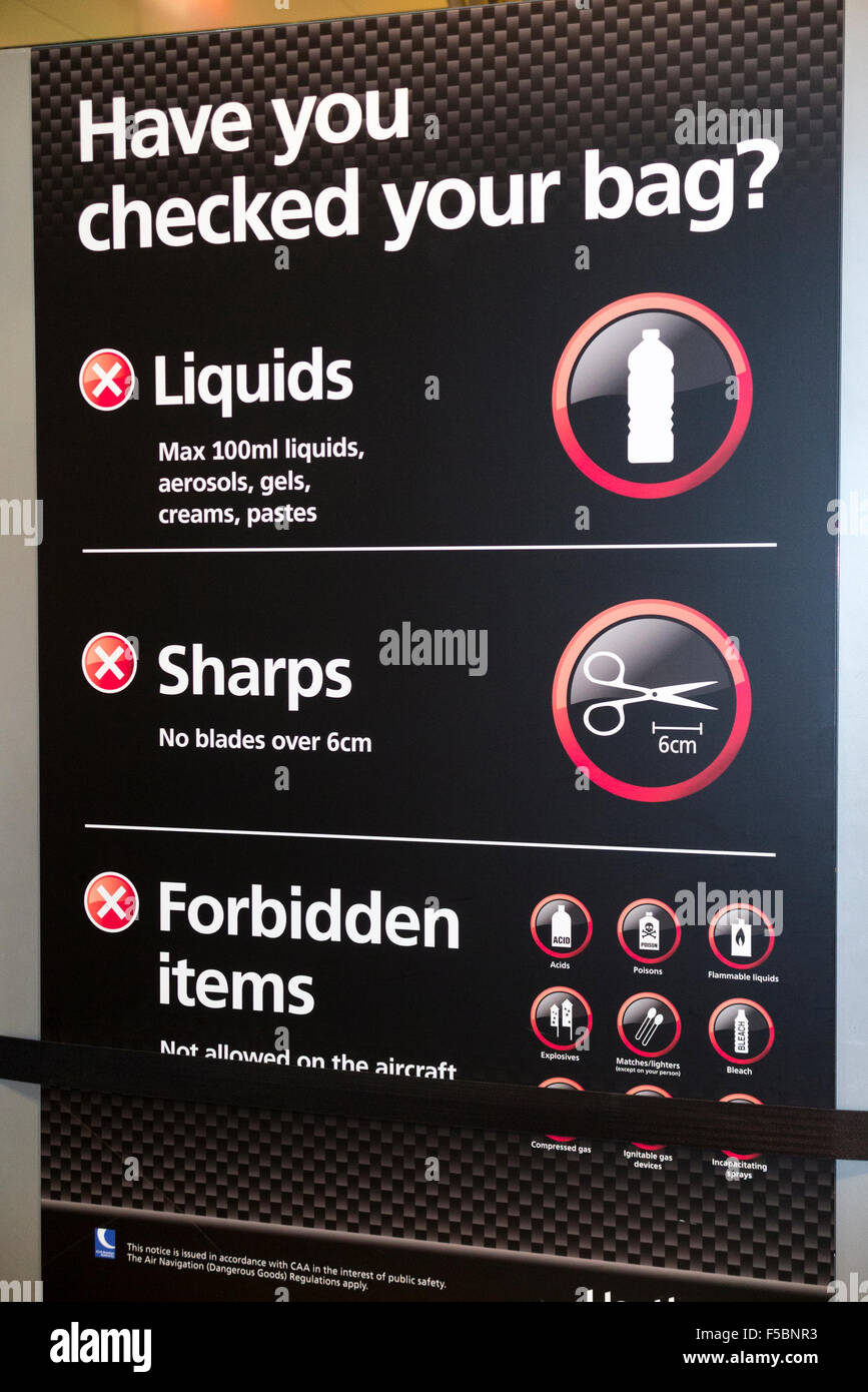 Panneau d'avertissement montrant interdite & produits interdits au contrôle de sécurité - à l'enregistrement des passagers - à l'aéroport de Londres Heathrow T4. UK Banque D'Images