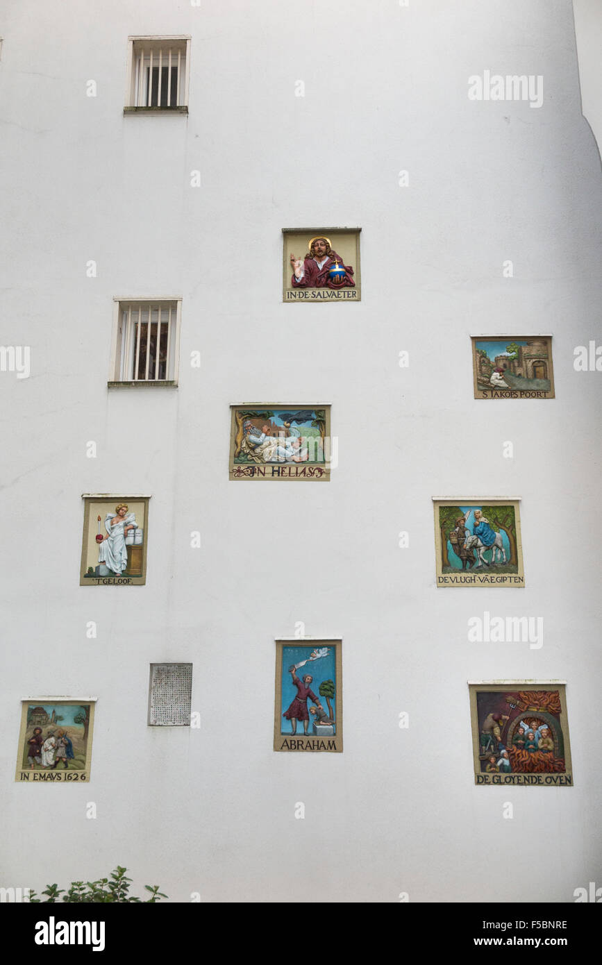 Plaques religieuses / Peinture / Représentations des saints et d'autres scènes bibliques sur le mur / murs du Béguinage d'Amsterdam. (78) Banque D'Images