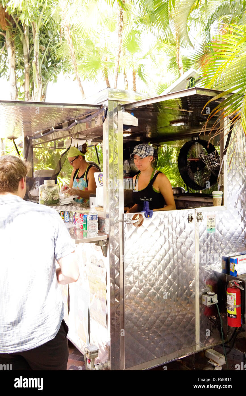 Garbo's Grill panier alimentaire, Key West Florida USA Nourriture Incroyable nichée entre le grognement Bar et un parking. Banque D'Images Garbo's Grill panier alimentaire, Key West Florida USA Nourriture Incroyable nichée entre le grognement Bar et un parking. Banque D'Images