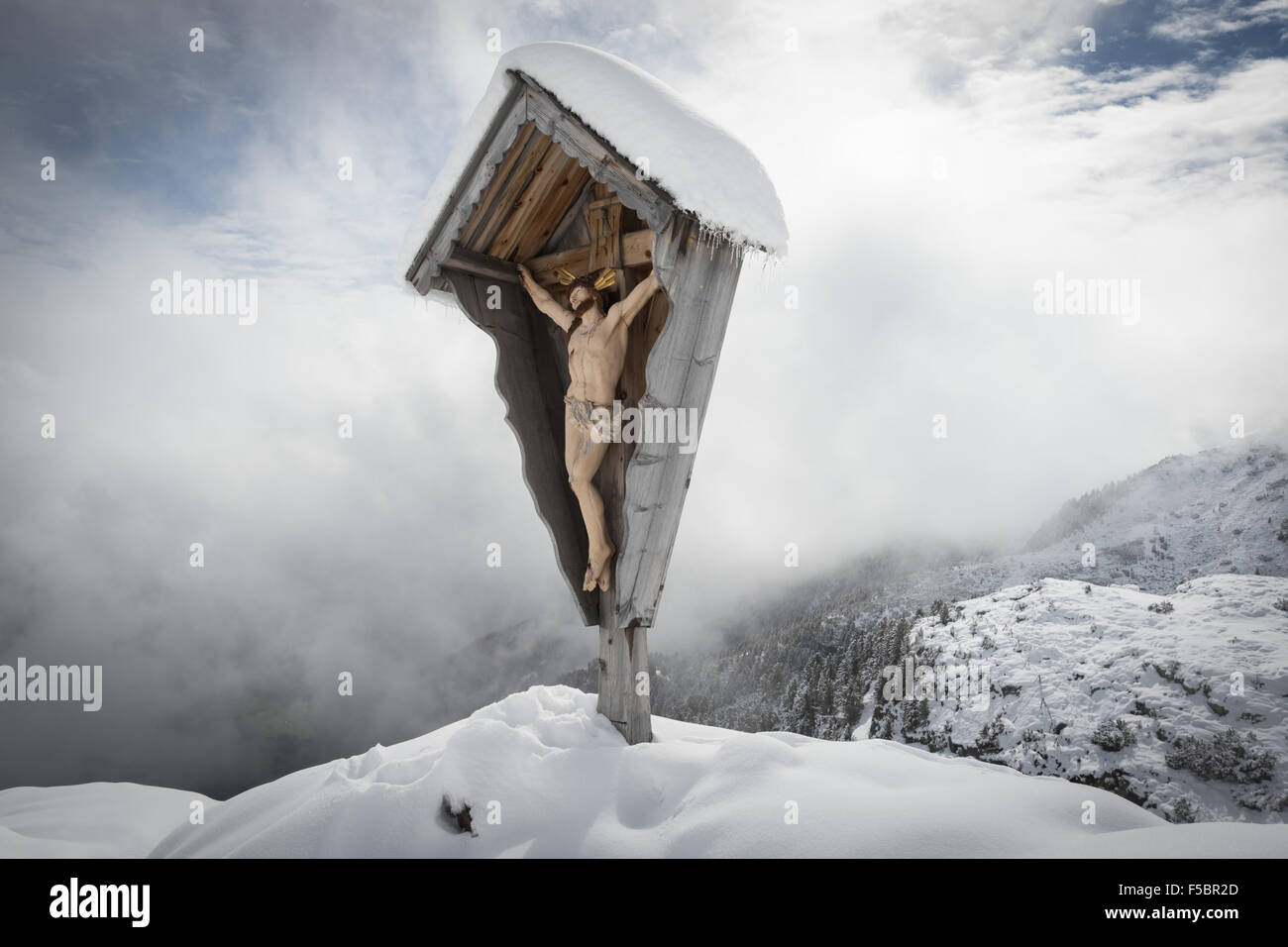 Le crucifix près de l'Latzfonser Kreuz cabane de montagne au Tyrol du Sud, Italie Banque D'Images