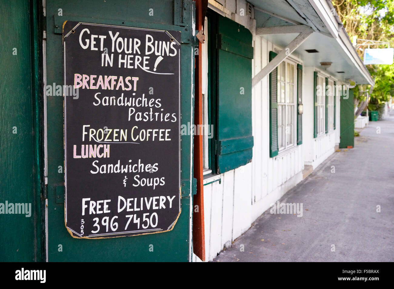 Boulangerie de la vieille ville de Key West, FL USA - à l'angle des rues Grinnell et Eaton. Retourne ici ! Panneau à l'entrée Banque D'Images