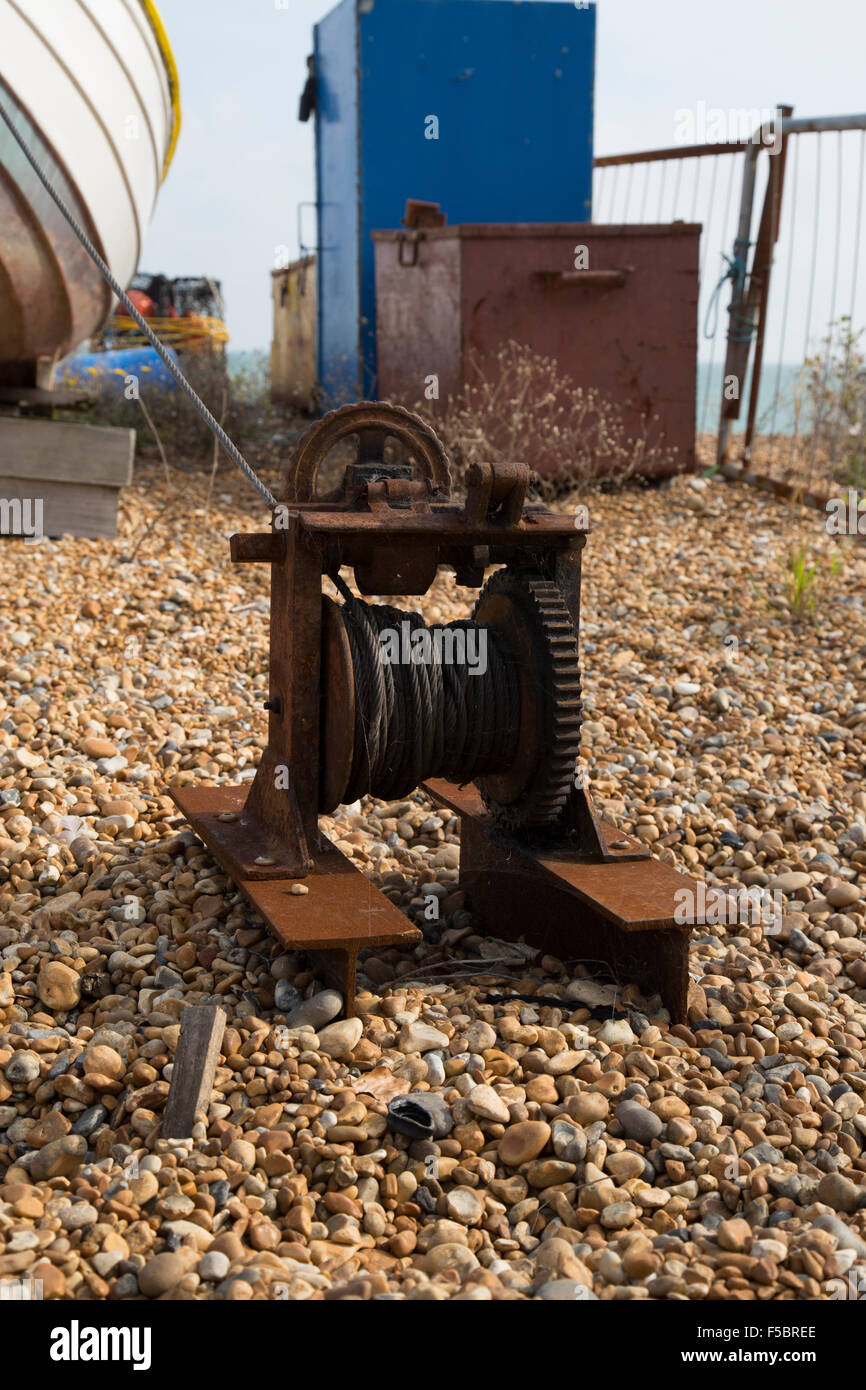 Treuil bateau rouillé mais fonctionnel sur une plage de bardeaux avec l'industrie locale de la pêche Banque D'Images