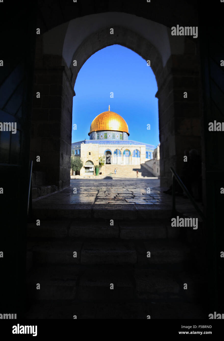 Jérusalem, Jérusalem, territoire palestinien. 31 octobre, 2015. Le dôme du Rocher est considéré à l'enceinte de la mosquée al-Aqsa, dans la vieille ville de Jérusalem le 1 novembre 2015. Des soldats israéliens ont abattu un jeune Palestinien prétendant les poignarder dimanche dans la ville de Cisjordanie d'Hébron, l'armée israélienne a déclaré © Mahfouz Abu Turk/APA/Images/fil ZUMA Alamy Live News Banque D'Images