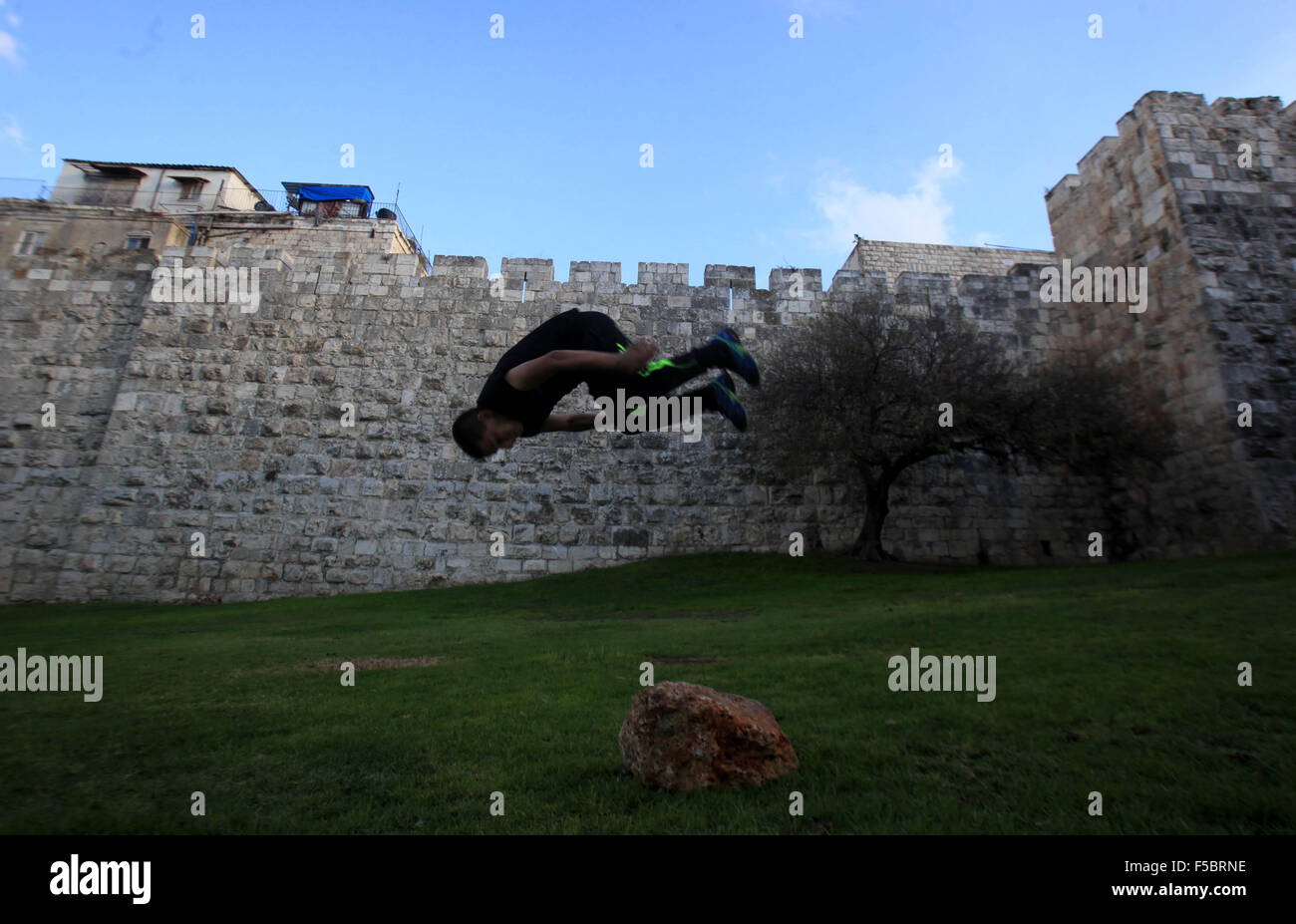 Jérusalem, Jérusalem, territoire palestinien. 29 Oct, 2015. Un jeune Palestinien démontre ses compétences parkour en dehors de l'enceinte de la mosquée al-Aqsa, dans la vieille ville de Jérusalem le 1 novembre 2015. Des soldats israéliens ont abattu un jeune Palestinien prétendant les poignarder dimanche dans la ville de Cisjordanie d'Hébron, l'armée israélienne a déclaré © Mahfouz Abu Turk/APA/Images/fil ZUMA Alamy Live News Banque D'Images