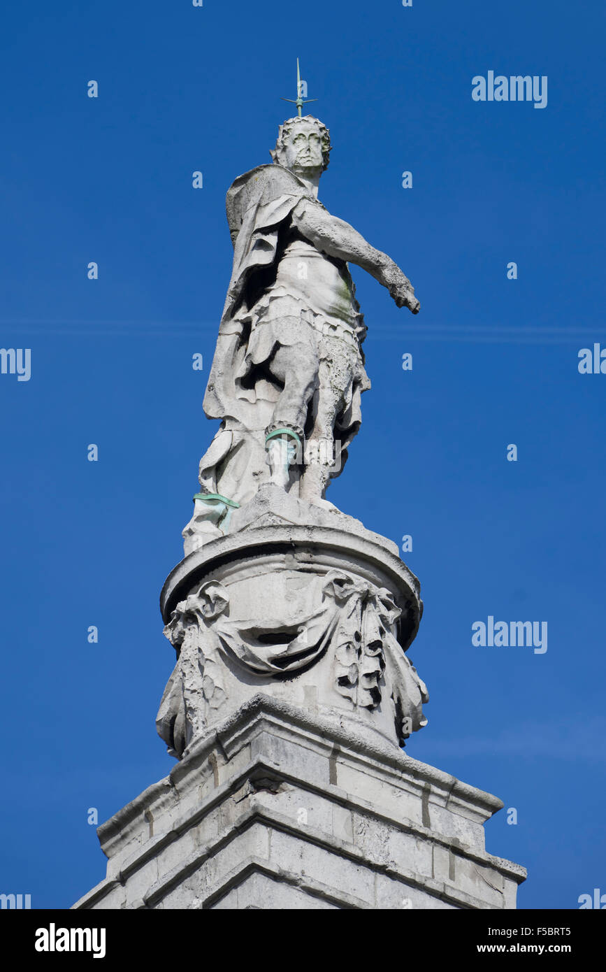 Statue du Roi George I le haut de la tour de la cloche de St George's Church Bloomsbury conçu par l'architecte Nicholas Hawksmoor Banque D'Images