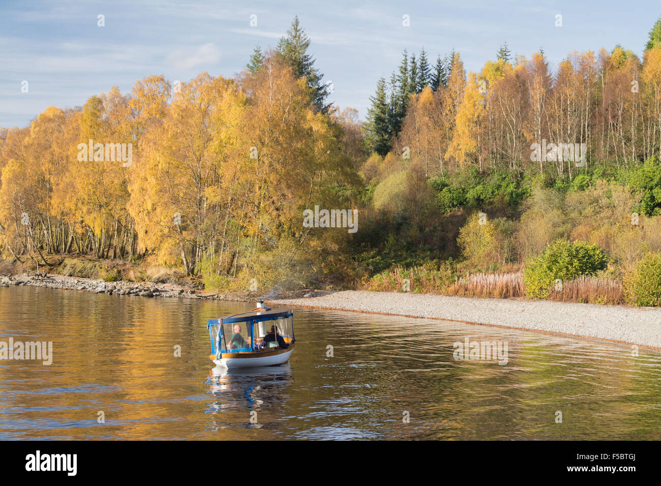 Loch Katrine, Ecosse, UK - 1 novembre 2015 : UK : temps de voyage autour de Loch Katrine dans un petit bateau à vapeur sur une belle journée d'automne Banque D'Images