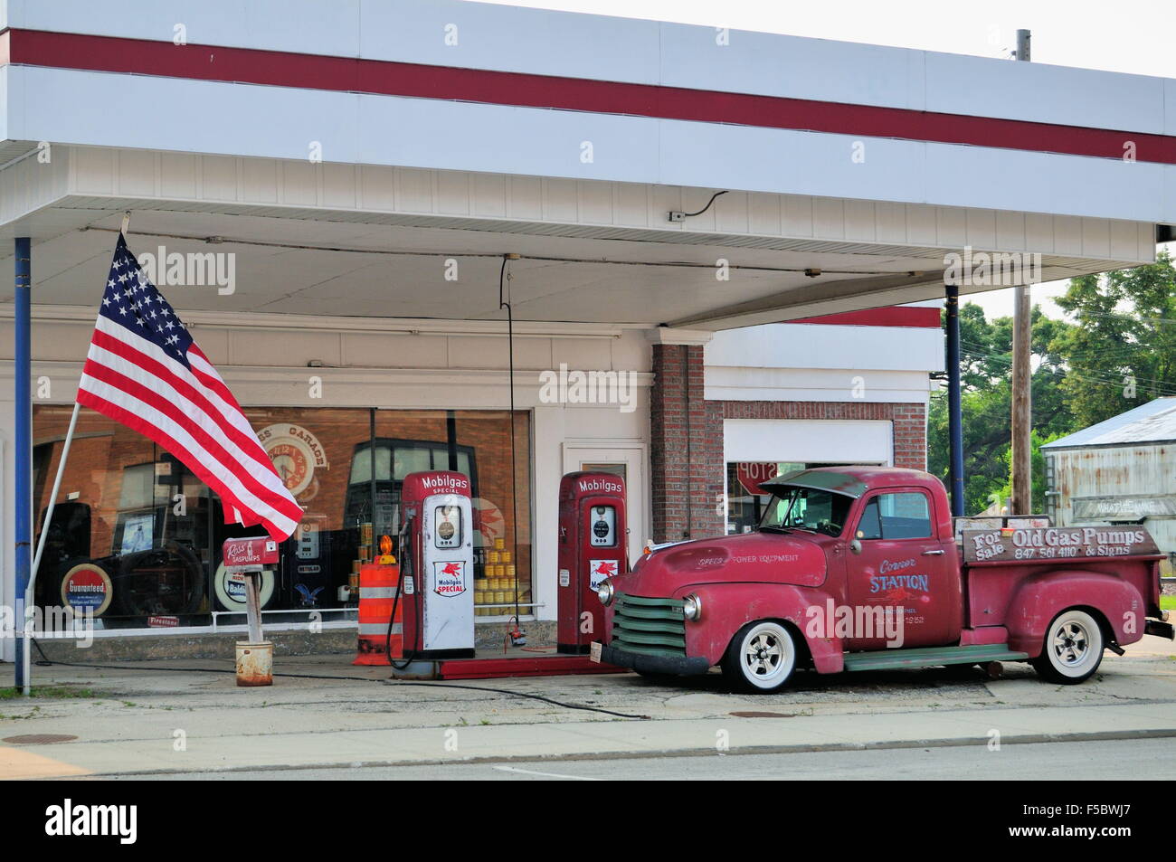 Une tranche d'Americana dans le Hampshire, Massachusetts comme vintage pickup se trouve le long du côté vintage pompes à essence. Hampshire, Illinois, USA. Banque D'Images