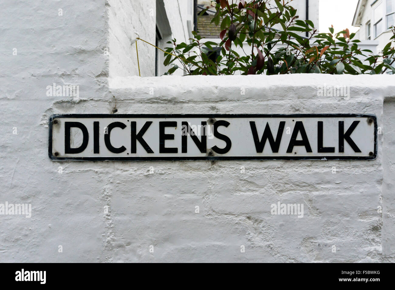 Plaque de rue pour Dickens à pied à Broadstairs. Charles Dickens avait des liens solides avec la ville. Banque D'Images