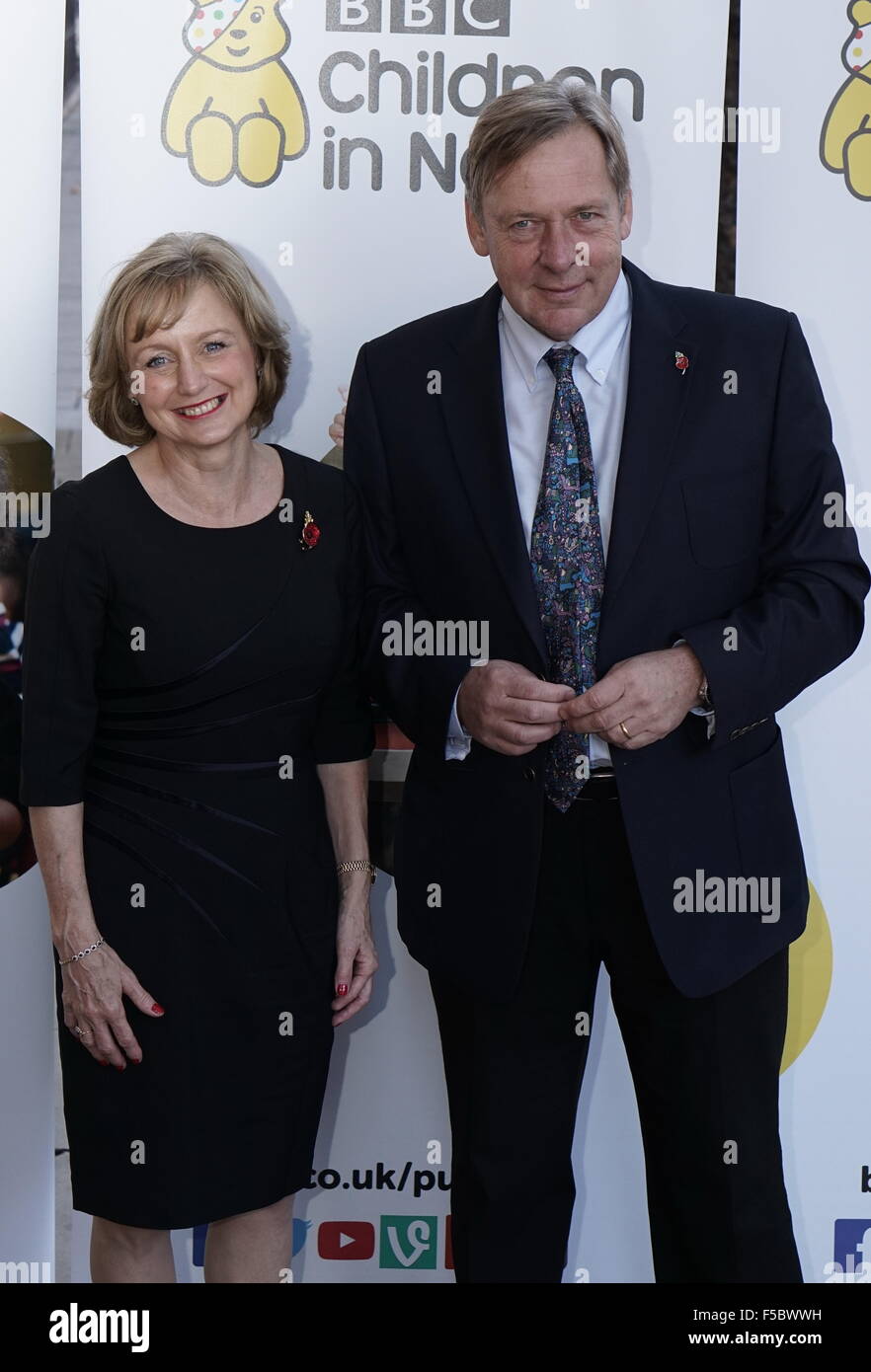 Londres, Royaume-Uni. 1er novembre 2015. Dr Rosemary Leonard et son mari arrive pour Terry Wogan's gala le déjeuner pour les enfants dans le besoin à l'hôtel historique de Novembre 01, 2015 à Londres, en Angleterre. Crédit photo : Voir Li/Alamy Live News Banque D'Images