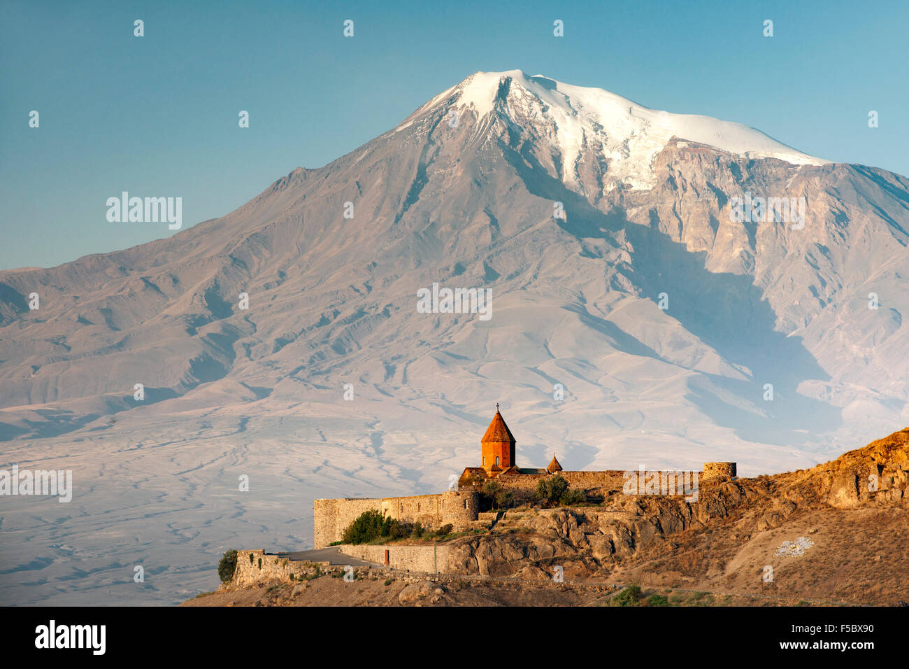 Monastère Khor Virap en Arménie et le mont Ararat en Turquie. Banque D'Images