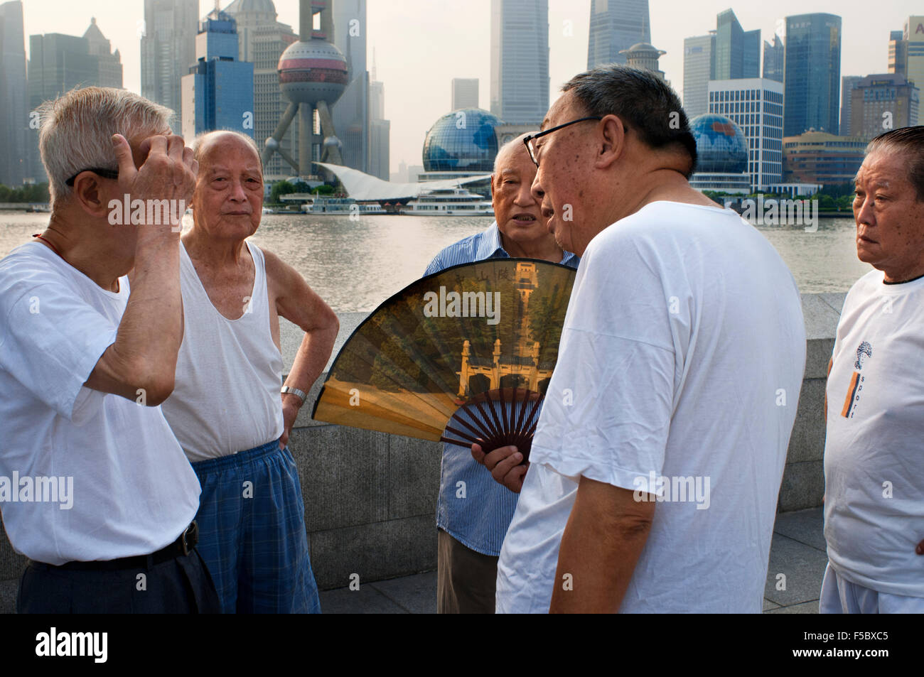 La Chine, Shanghai, matin, l'exercice de tai chi sur le Bund. Shanghi Bund : Tôt le matin, des exercices de tai chi avec des épées sur le Bund dans Banque D'Images