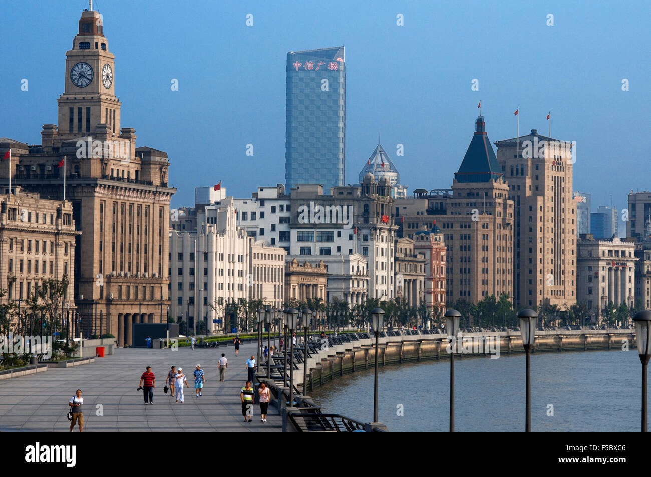 La promenade du Bund, Shanghai, Chine. Chine Shanghai Shanghai touristiques Skyline vue sur la rivière Huangpu du Bund. Ben Ji Banque D'Images