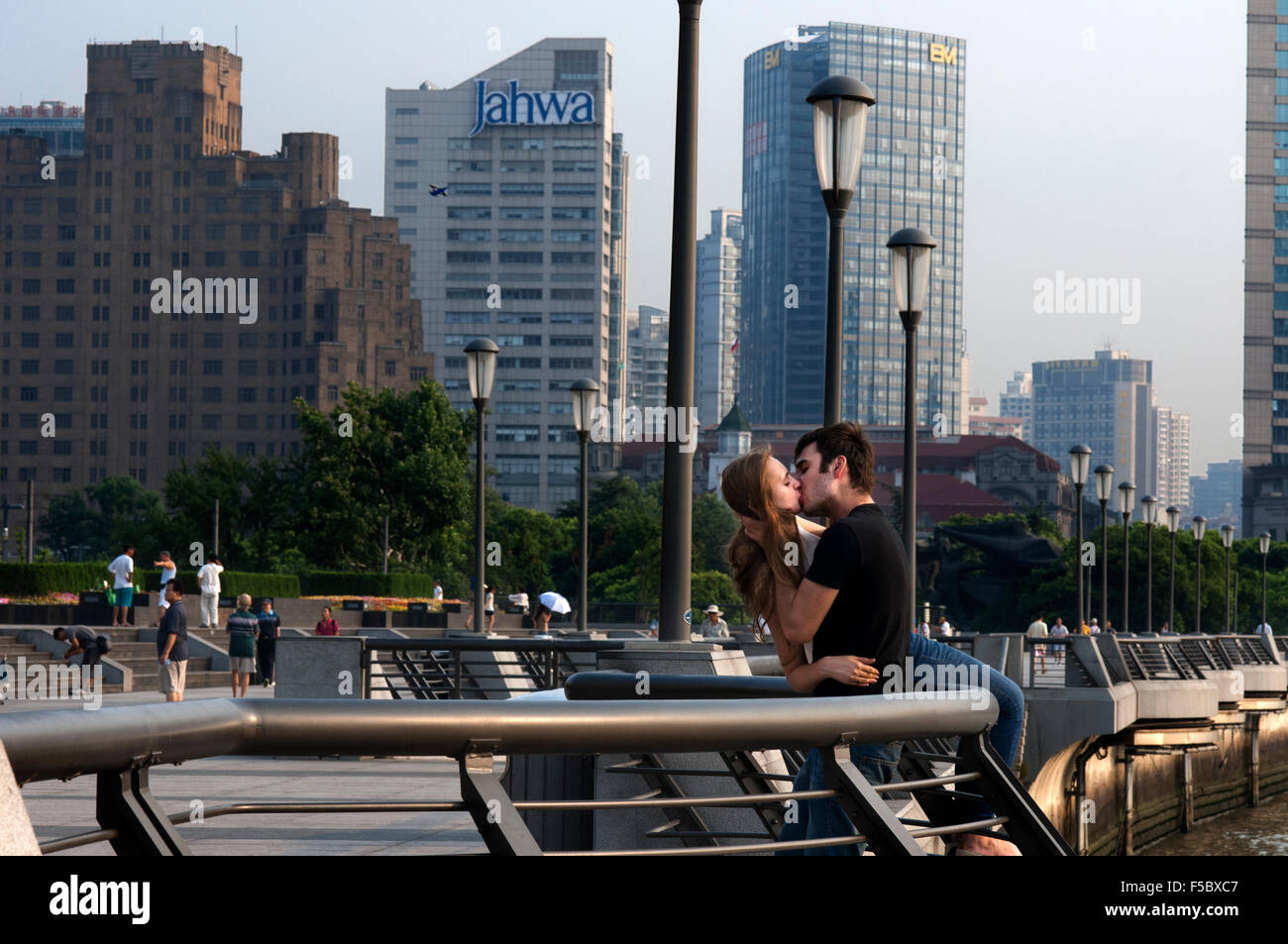 Un couple de touristes s'embrasser dans le Bund. L'amour de la Chine. La promenade du Bund, Shanghai, Chine. Chine Shanghai Shanghai touristiques Skyline Banque D'Images